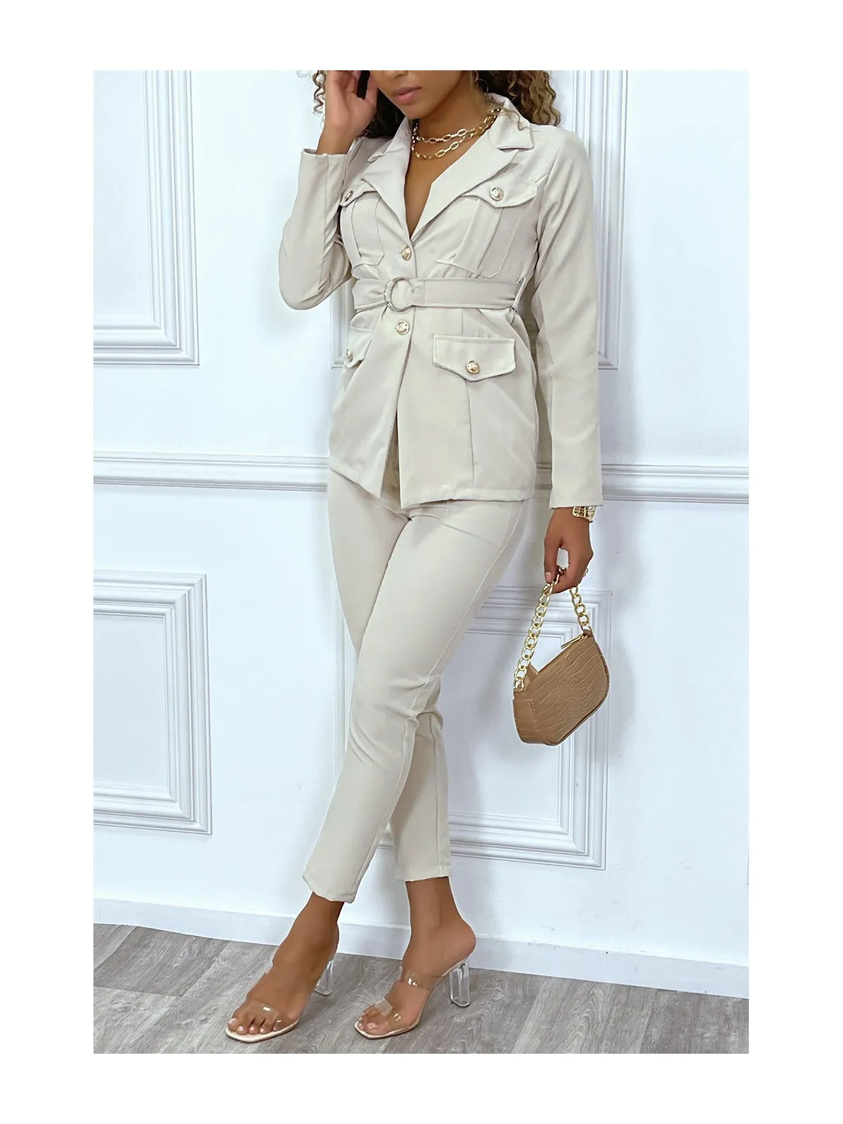 EnBBmble tailleur beige veste et pantalon avec ceinture réglable