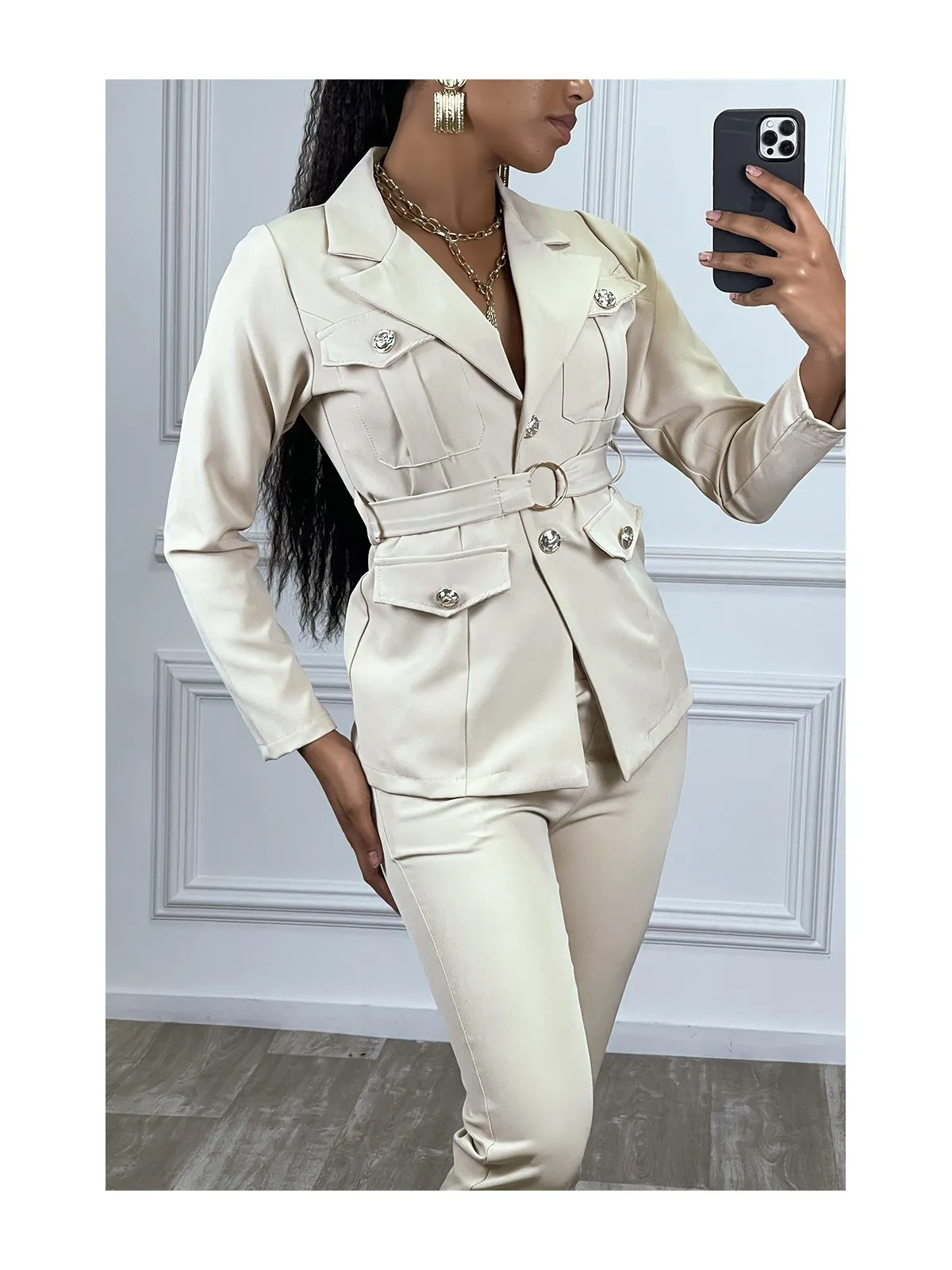 EnBBmble tailleur beige veste et pantalon avec ceinture réglable