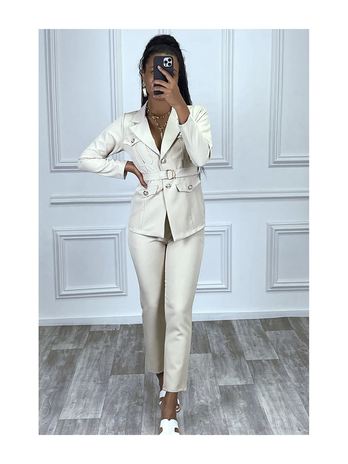 EnBBmble tailleur beige veste et pantalon avec ceinture réglable