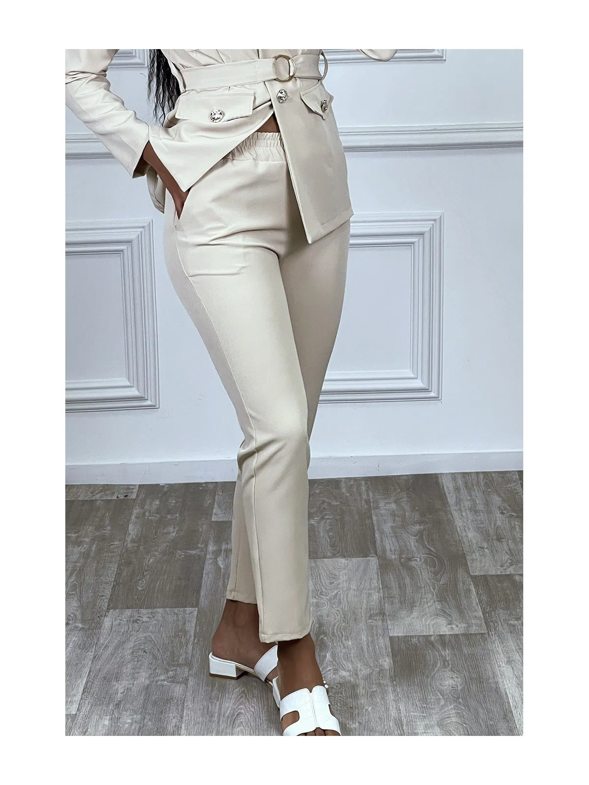 EnBBmble tailleur beige veste et pantalon avec ceinture réglable