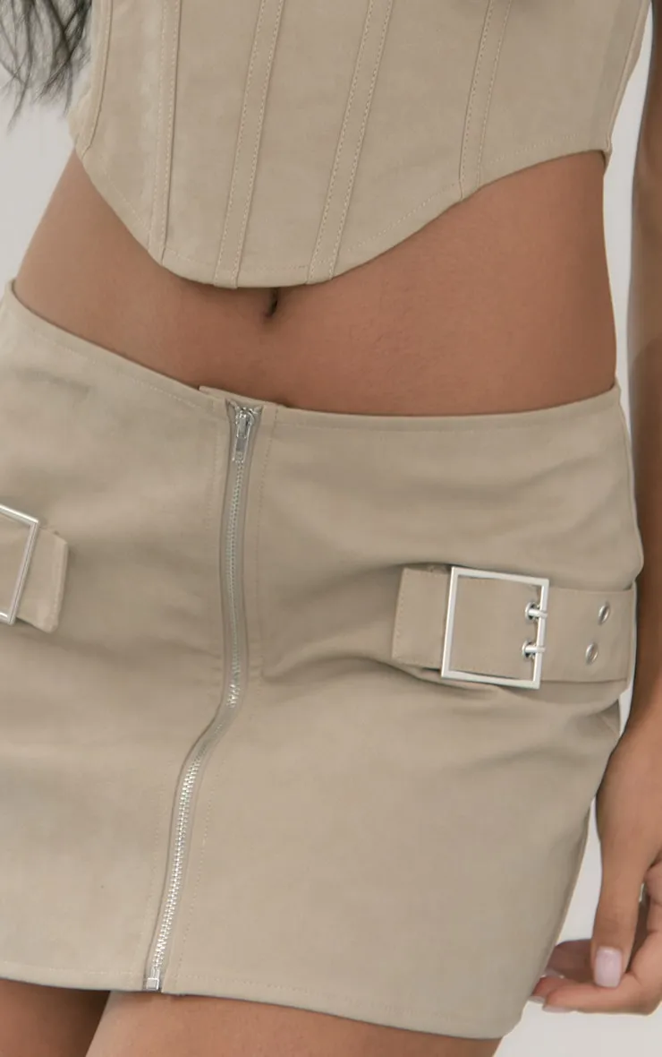 Micro-jupe taille basse en PU gris pierre à ceinture bouclées