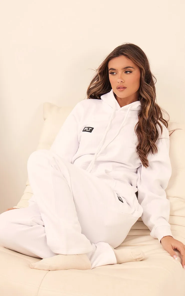 PRETTYLITTLETHING Hoodie oversize blanc détail badge