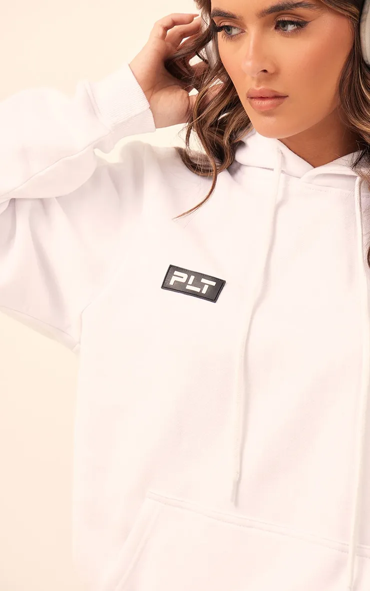 PRETTYLITTLETHING Hoodie oversize blanc détail badge