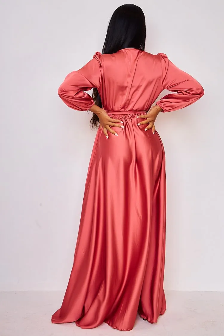 Robe longue rose satiné ceinturée